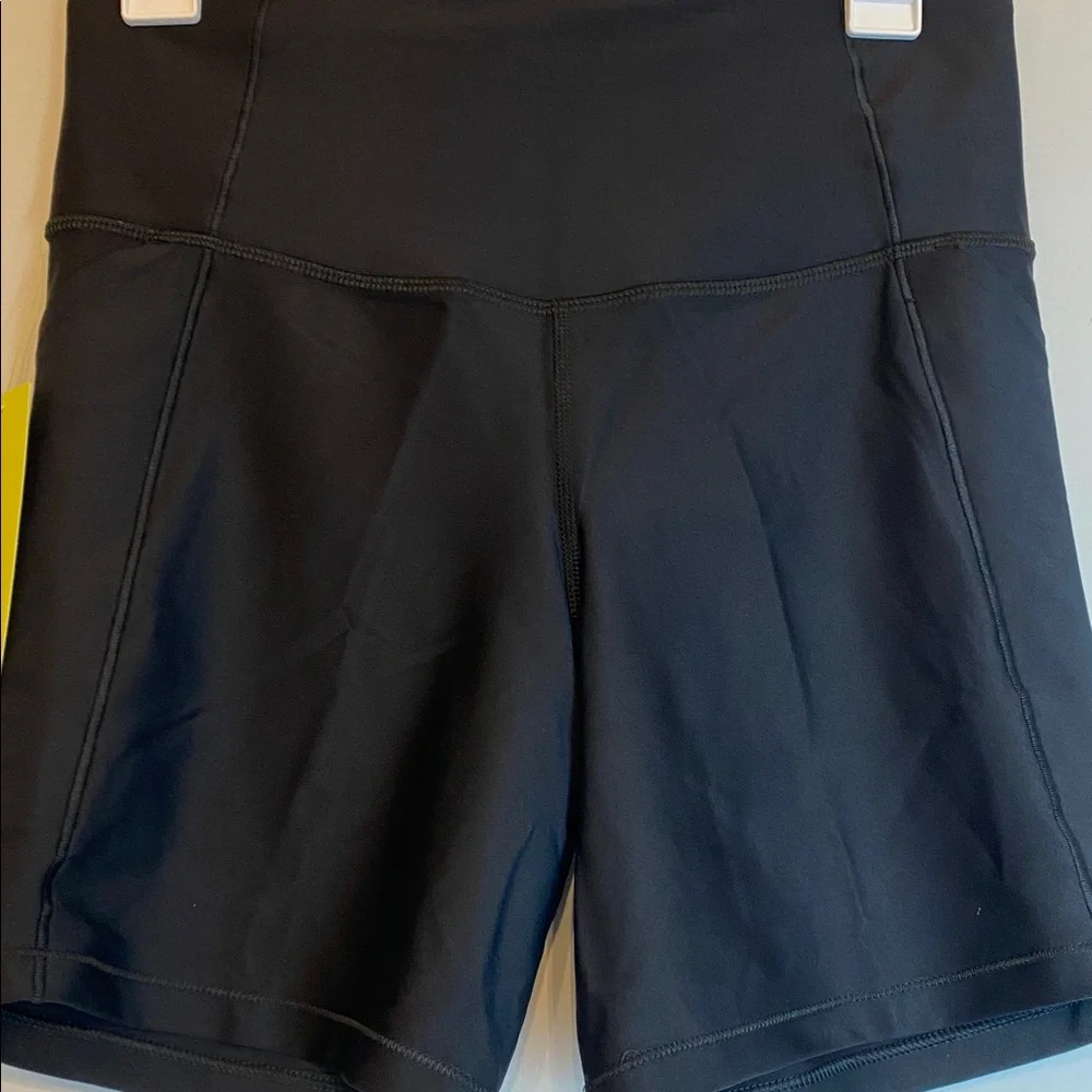 All in Motion Women's Effortless Support Pocketed Bike Shorts Sz M NWT - Picture 2 of 8